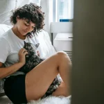 Tierpflege: Wie man Katzen auf das Bürsten vorbereitet